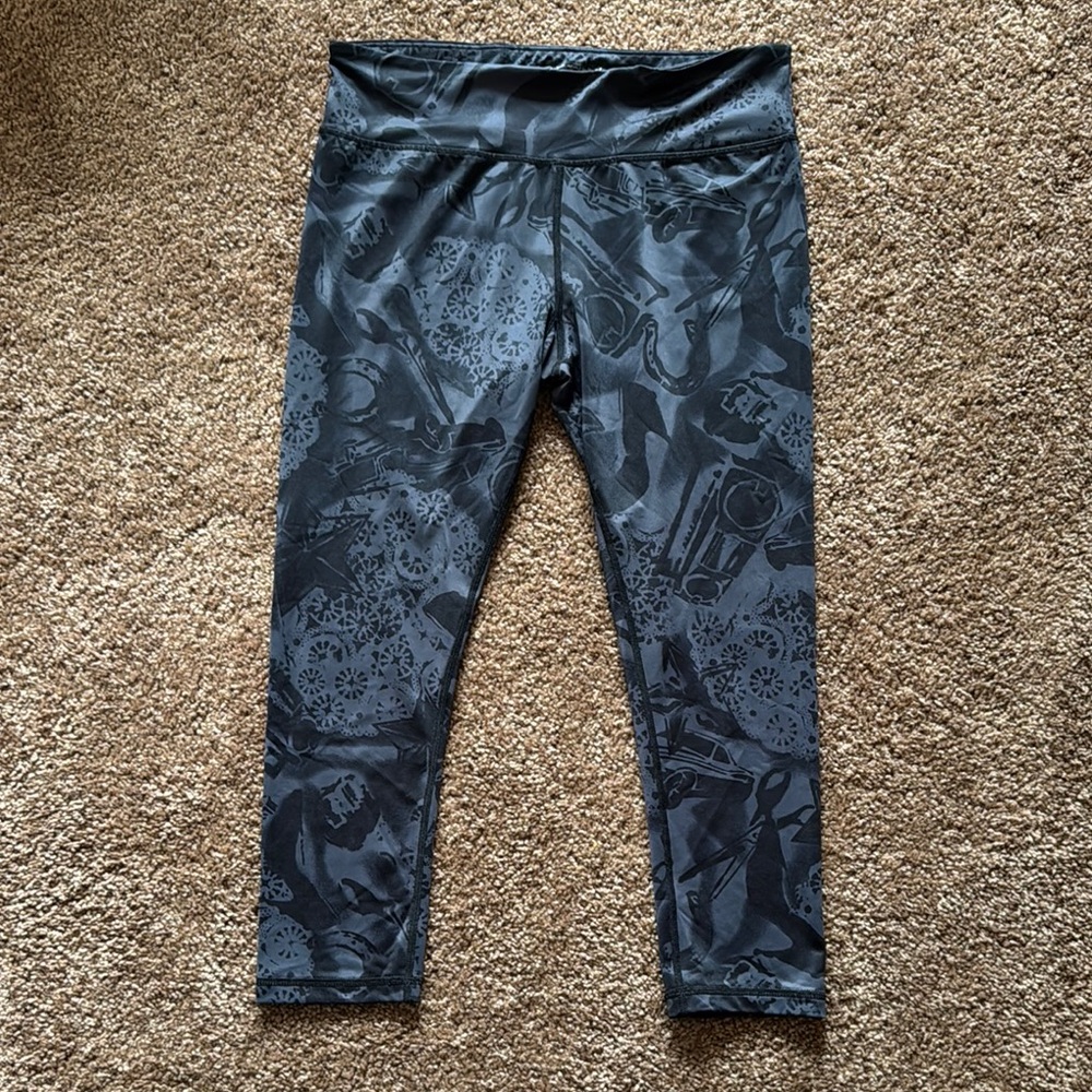 Betsey Johnson Black Patterned Capri Leggings. Size S.